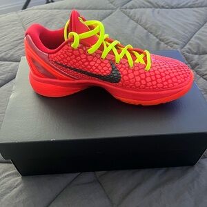 Sz 7.5 Kobe VI REVERSE GRINCH SNEAKERS verified through goat